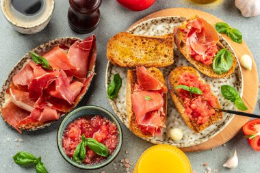 Tipik İspanyol kahvaltısı Jamon Iberico jambonu ve domates, zeytinyağlı ekmek, kahve ve meyve suyu. metin için yer, üst görünüm.