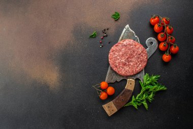 Hamburger köfteleri, hamburger için kıyma, arka planda biftek, uzun afiş formatı. en üstteki görünüm,