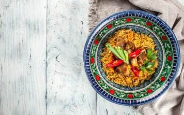 Özbek haşlanmış pirinç, tavuk eti, sebze ve baharat pilavı tabakta doğu süsü, bayrak, menü, metin için tarif yeri, üst görünüm.