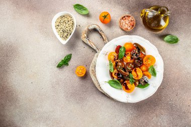 Domatesli sebze vejetaryen salatası. afiş, menü, metin için tarif yeri, üst görünüm.