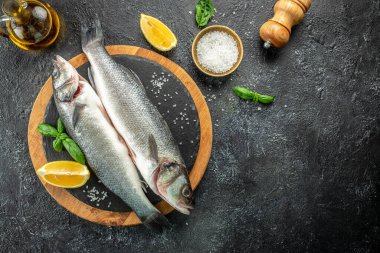 Taze balık deniz kabuğu ve yemek pişirmek için malzemeler. Restoran menüsü, diyet, yemek kitabı tarifi üst görünümü.