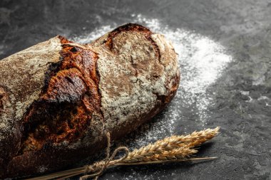 Taze pişmiş ekmek, organik sağlıklı ürünler. Detoks ve temiz diyet konsepti. metin için yer, üst görünüm,