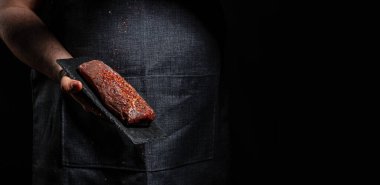 Et pişirmek ve baharat eklemek, arka planda ızgara baharatlı biftek. Restoran menüsü, diyet, yemek kitabı tarifi..