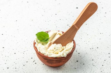 Bir kase krem peynir. Sağlıklı ve dengeli beslenme kavramı. metin için yer, üst görünüm.