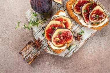 İncirli, ballı ve keçi peynirli Sağlıklı ve dengeli beslenme kavramı. metin için yer, üst görünüm.