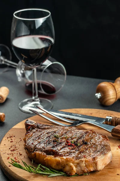 Biftek az pişmiş, baharatlı ve dondurulmuş..