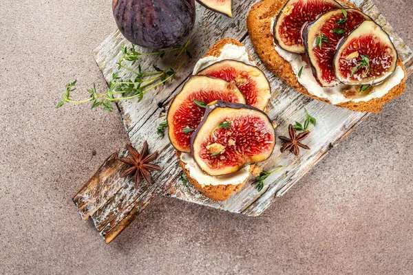 İncirli, ballı ve keçi peynirli Sağlıklı ve dengeli beslenme kavramı. metin için yer, üst görünüm.