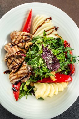 Et salatası ve taze sebzeler. Sağlıklı ve dengeli beslenme kavramı. metin için yer, üst görünüm.