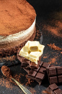 Klasik ev yapımı çikolatalı pasta, koyu çikolata, krem şanti, dikey görüntü. Üst Manzara. metin için yer,