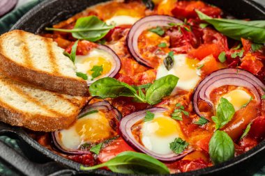 Shakshuka, domates soslu kızarmış yumurta, demir kızartma tavası, yemek tarifi arka planı. Kapat.,