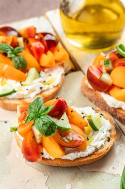 Gurme sandviçler, tost, krem peynirli bruschetta, şeftali, domates ve yeşil fesleğen yaprağı.,