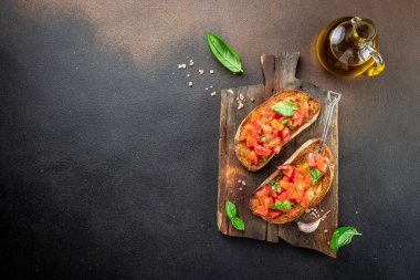 Domates ve fesleğenle süslenmiş kızarmış baget, sağlıklı ve temiz yemek. Vegan ya da glütensiz diyet, pankart, menü, metin için tarif yeri, üst görünüm.