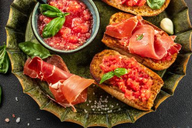 Kahvaltıda jambonlu kızarmış ekmek ve domates. Restoran menüsü, diyet, yemek kitabı tarifi üst görünümü.