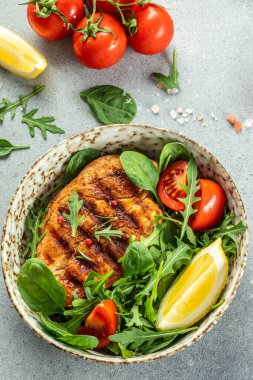 Kızarmış tavuk fileto, yeşil marul, roka, domates. Ketogenik diyet. Düşük karbonhidratlı yüksek yağlı kahvaltı. Sağlıklı gıda konsepti. metin için yer, üst görünüm.