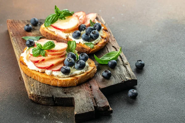 Tatlı tost, ricotta peyniri, bal ve şeftali, ahşap bir tahtanın üzerinde, yemek tarifi geçmişi. Kapat.,