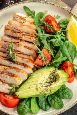 Izgara tavuk ya da hindi göğsü taze sebze salatası, organik sağlıklı ürünler. Detoks ve temiz diyet konsepti. metin için yer, üst görünüm,