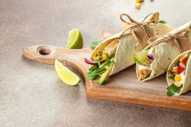 Meksika Taco 'su, Fajita, Salsa sosu, Mısır Tortillası, Nachos, tahta tahtada Burrito. afiş, menü, metin için tarif yeri, üst görünüm.