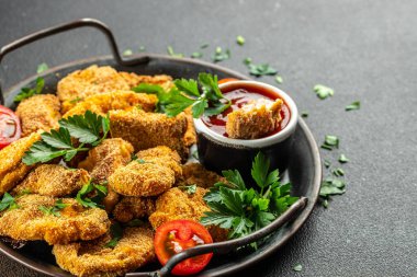 Çıtır fırında tavuk nugget ve ketçap. Restoran menüsü, diyet, yemek kitabı tarifi üst görünümü.