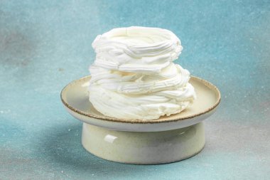 Açık arkaplanda tatlı pastası, pankart, menü, metin için tarif yeri,