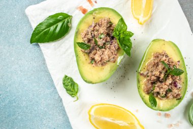 Avokado ile ton balığı salatası. Temiz yemek, diyet, vejetaryen yemek konsepti. Üst Manzara. metin için yer.