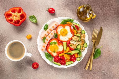 Kahvaltıda kızarmış yumurta, kızarmış sosis, domates, mantar ve sebze. afiş, menü, metin için tarif yeri, üst görünüm.