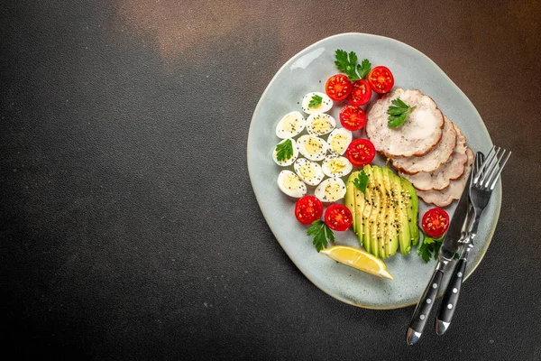 Kestaneli diyet yiyecek avokadosu, haşlanmış bıldırcın yumurtası, tavuk fileto ve vişneli domatesli koyu arkaplan, pankart, menü, yazı için tarif yeri, üst görünüm.,