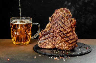 Biftek, ızgara biftek ve bir kupa bira. afiş, menü, metin için tarif yeri,