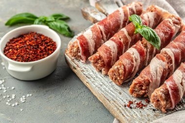 Domuz pastırmasına sarılmış sosisli kıyma. Yemek tarifi geçmişi. Kapat..