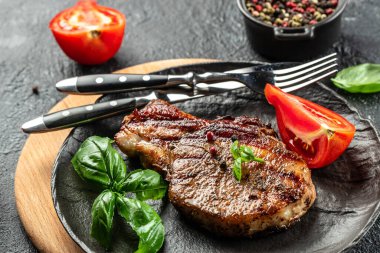 Izgara domuz pirzolası biftek, yemek tarifi geçmişi. Kapat.,