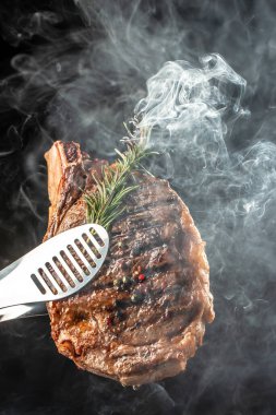 Ateşli ızgara biftek. Et pişirme kavramı, yemek tarifi geçmişi. Kapat.,