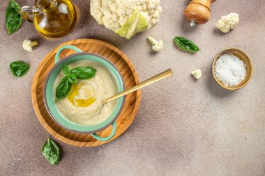 Hafif arka planda kremalı karnabahar çorbası. Detoks ve temiz diyet konsepti. metin için yer, üst görünüm.