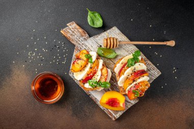 Tost, atıştırmalık, bruschetta, peynirli sandviç ve şeftali. Vejetaryen meyve sandviçi. metin için yer, üst görünüm.