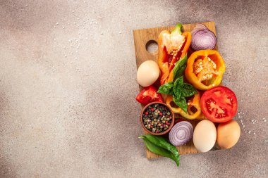 Tahta bir panoda, panoda, pankartta, menüde, metin ve üst görünümde shakshuka yapmak için gerekenler,