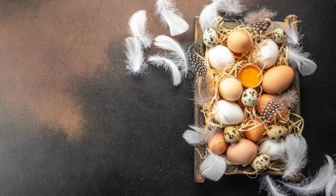 Arka planda bir sepet tavuk yumurtası. en üstteki görünüm,