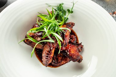 Biber soslu tavuk kanadı. Üst Manzara. metin için yer.