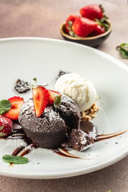 Taze çilekli çikolatalı pasta, lahanalı kek tarifi.,