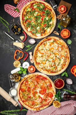 Koyu bir arka planda pizza seti, Fast Food öğle yemeği, dikey görüntü. Üst Manzara. metin için yer,