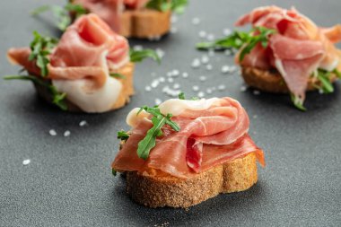 Prosciutto ile sandviç aç. Yemek tarifi geçmişi. Kapat..
