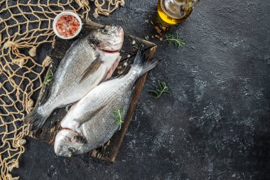 Limonlu ve biberiyeli taze balık. Deniz ürünleri yemeği. metin için yer, üst görünüm.