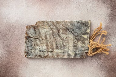 Beton arka planda mutfak eti kesme tahtası. Yemek pişirme geçmişi. Uzun afiş biçimi. en üstteki görünüm.