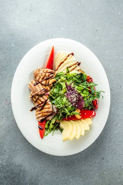 Et salatası ve taze sebzeler. Sağlıklı ve dengeli beslenme kavramı. metin için yer, üst görünüm.