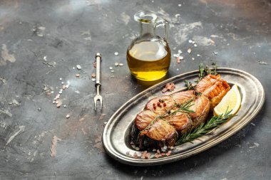 Baharatlı ve otlu lezzetli somon bifteği koyu arkaplan, pankart, menü, metin için tarif yeri, üst görünüm,