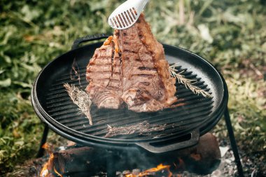 Izgarada biftek var. afiş, menü, metin için tarif yeri, üst görünüm.