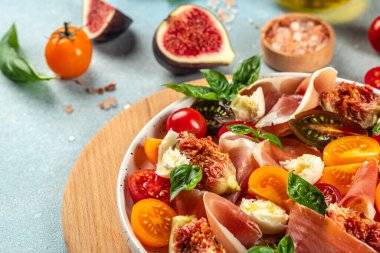İncirli taze salata, mozarella, incir, prosciutto, taze fesleğen yaprağı ve domates..