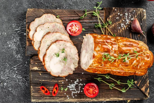 Kesme tahtasındaki tavuk rulosu. Tavuk sosisi. Tahta üzerinde iştah açıcı köfte. Üst Manzara. metin için yer.