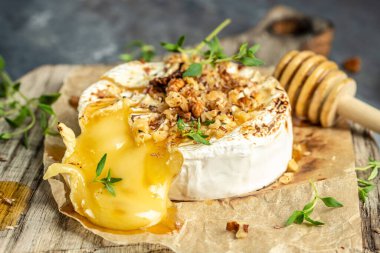 Cevizli ve ballı peynirli ızgara peynir, yemek tarifi geçmişi. Kapat.,