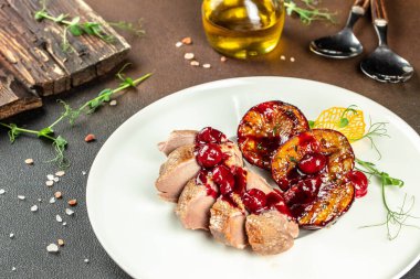 Erikli fırında ördek filetosu ve kızılcık sosu, restoran menüsü, diyet, yemek kitabı tarifi üst görünümü.,