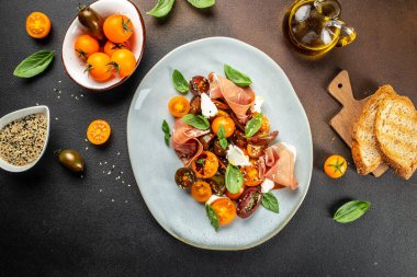 Prosciutto, jambon, domates ve peynirli domates salatası. afiş, menü, metin için tarif yeri, üst görünüm,