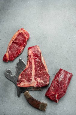 Hafif arka planda taze Black Angus Prime çiğ bifteği çeşitleri. afiş, menü, metin için tarif yeri, üst görünüm,