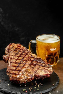 T-bone ızgara biftek ve arka planda baharatlar. Restoran menüsü, diyet, yemek kitabı tarifi. ,